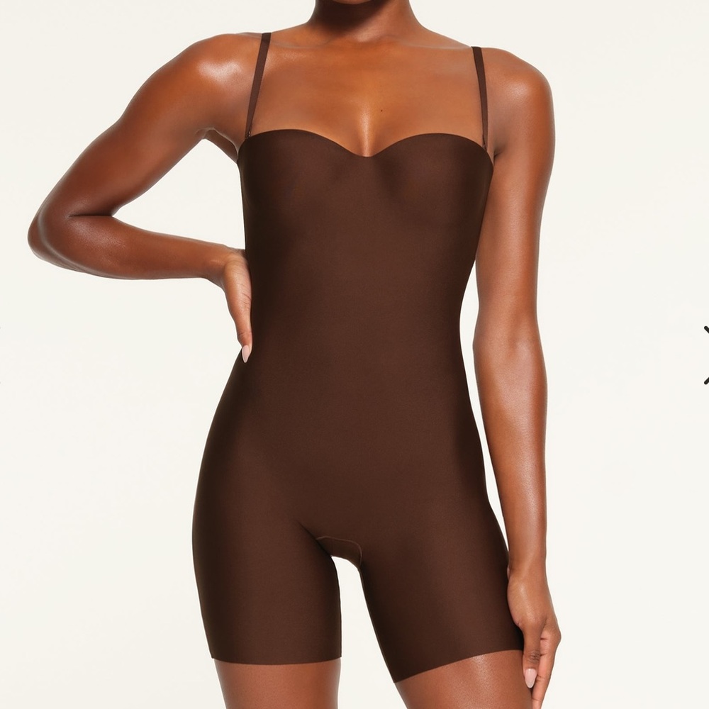 SKIMS BODY
UNDERWIRE MID THIGH BODYSUIT